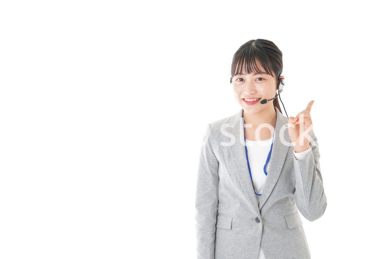 指をさすコールセンターの女性