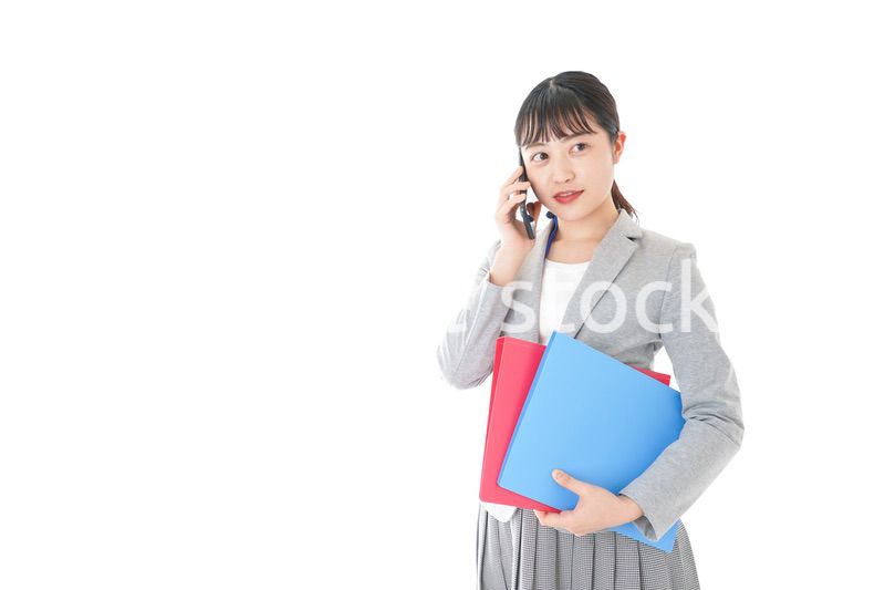 通話をするスーツを着たビジネスウーマン