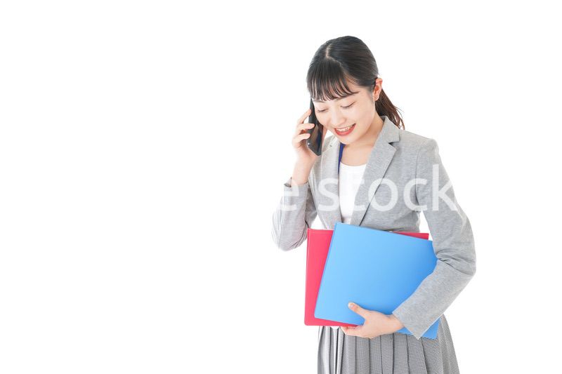 通話をするスーツを着たビジネスウーマン
