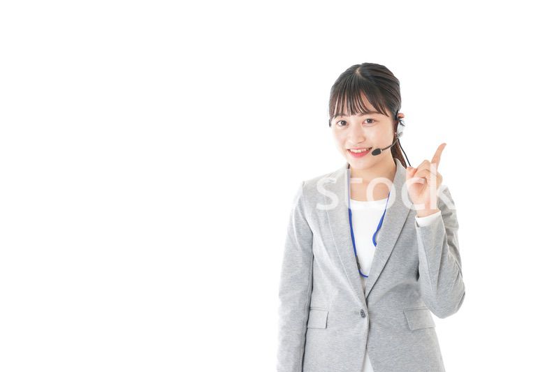 指をさすコールセンターの女性