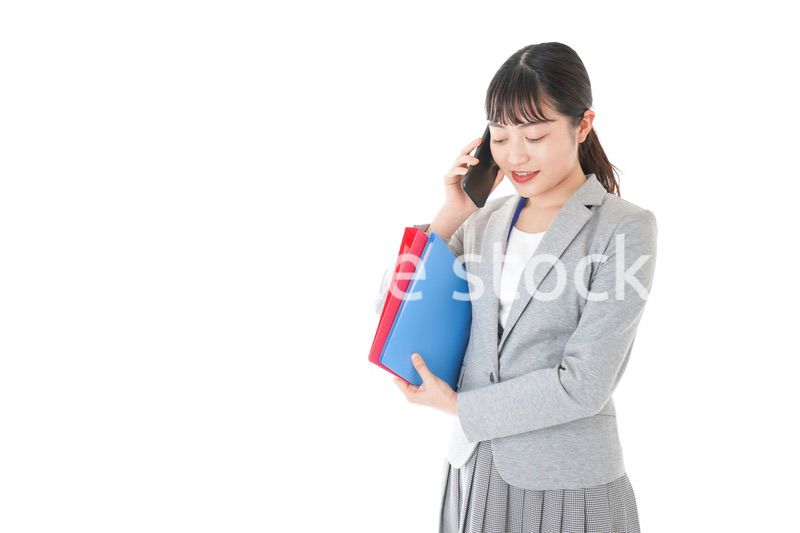 通話をするスーツを着たビジネスウーマン