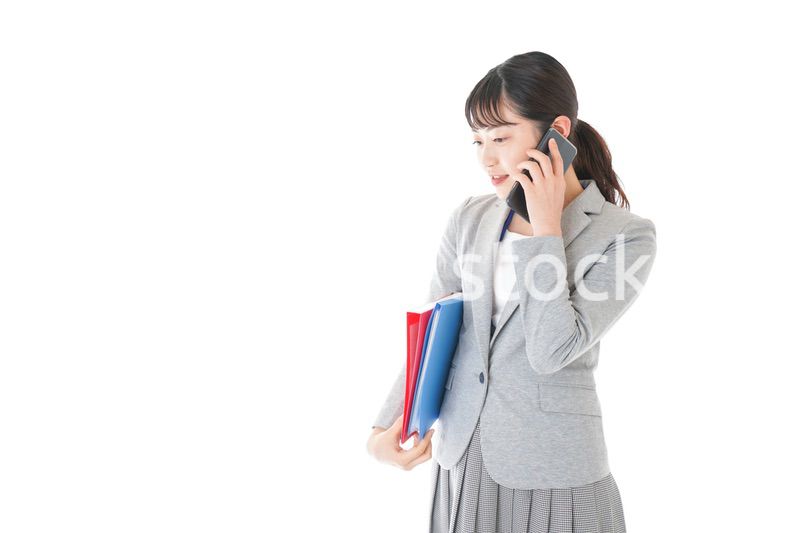 通話をするスーツを着たビジネスウーマン