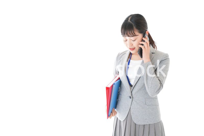 通話をするスーツを着たビジネスウーマン