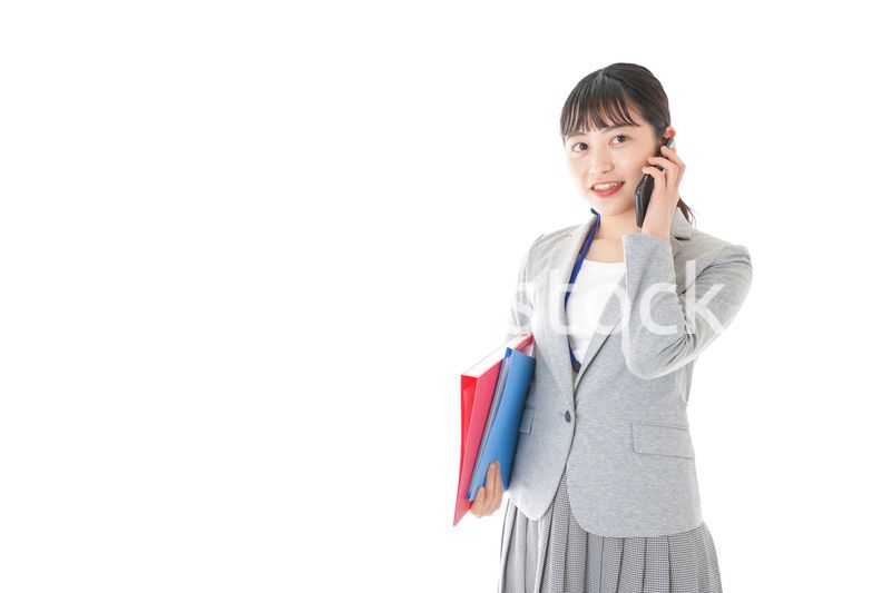 通話をするスーツを着たビジネスウーマン