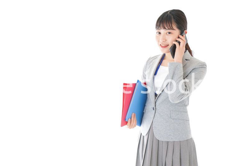 通話をするスーツを着たビジネスウーマン