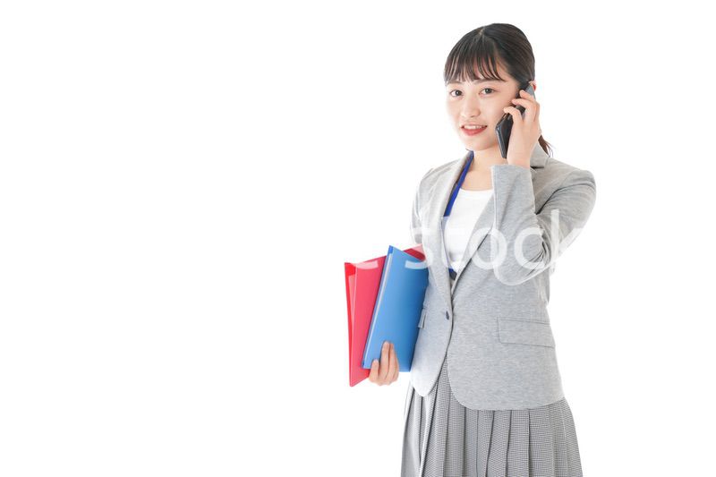 通話をするスーツを着たビジネスウーマン