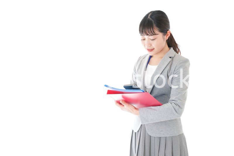 オフィスでスマートフォンを使う若いビジネスウーマン