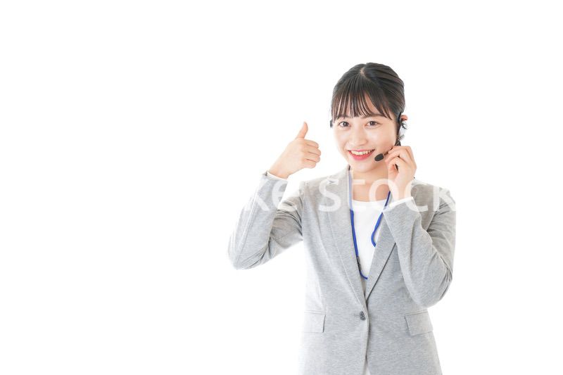 指をさすコールセンターの女性