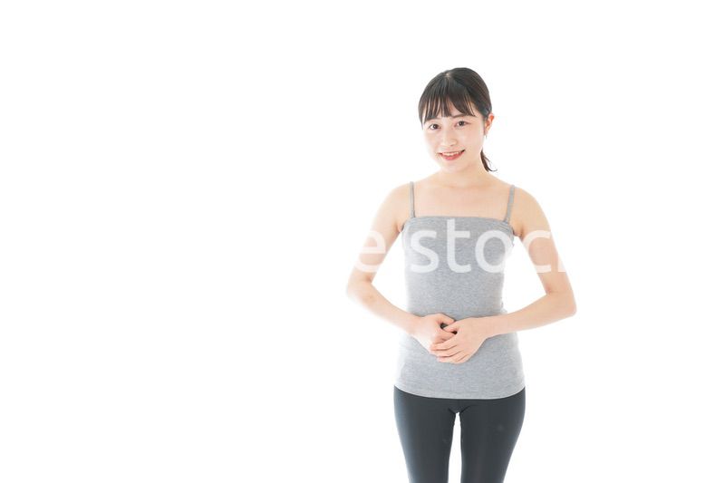 ダイエットをする若い女性