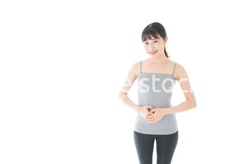 ダイエットをする若い女性