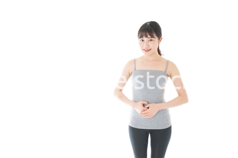 ダイエットをする若い女性