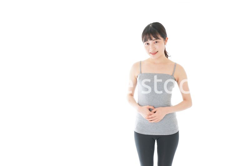 ダイエットをする若い女性