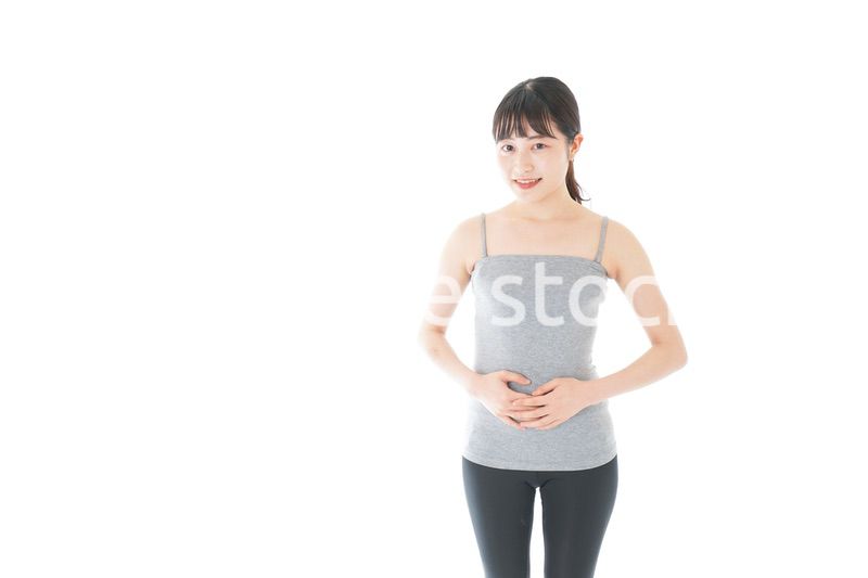 ダイエットをする若い女性