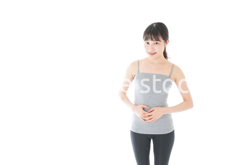 ダイエットをする若い女性