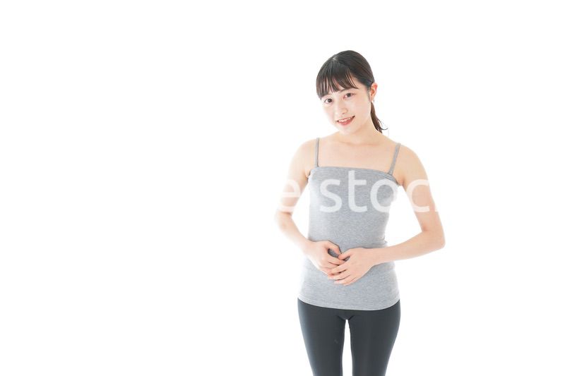 ダイエットをする若い女性