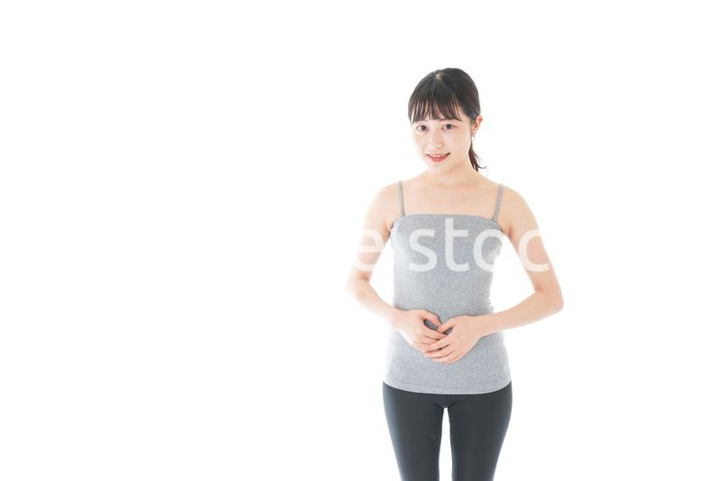 ダイエットをする若い女性