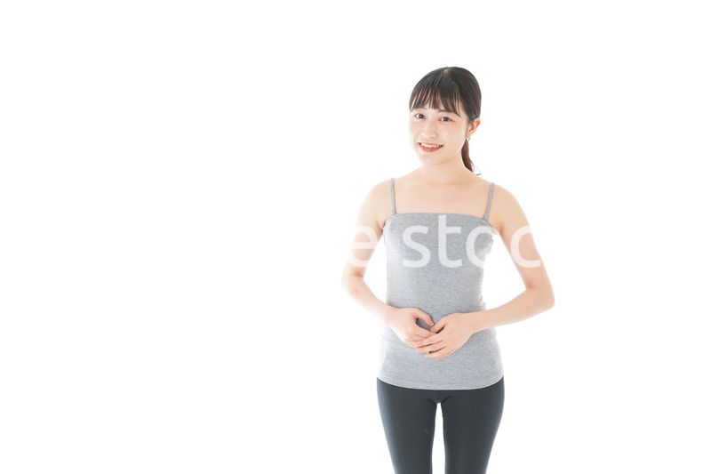 ダイエットをする若い女性