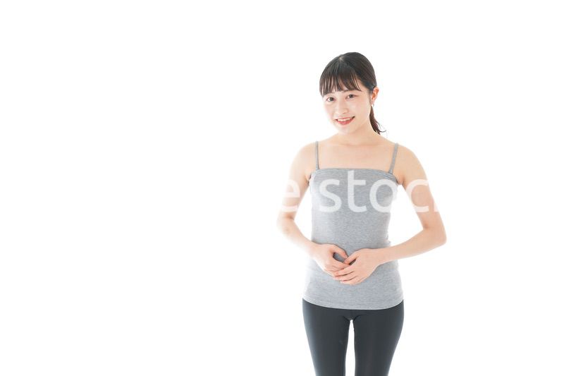 ダイエットをする若い女性