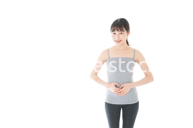 ダイエットをする若い女性