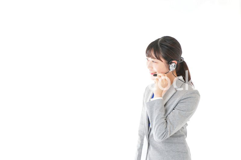 笑顔で対応をするコールセンターの女性