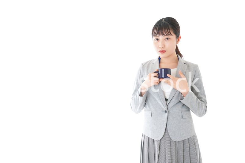 笑顔でコーヒーを飲む若いビジネスウーマン