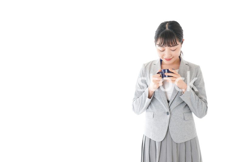 笑顔でコーヒーを飲む若いビジネスウーマン