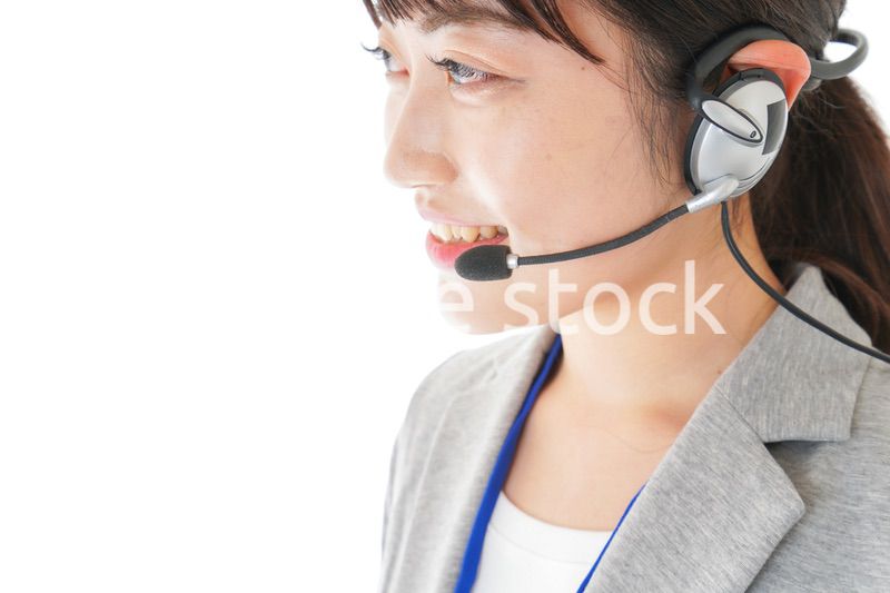 笑顔で対応をするコールセンターの女性