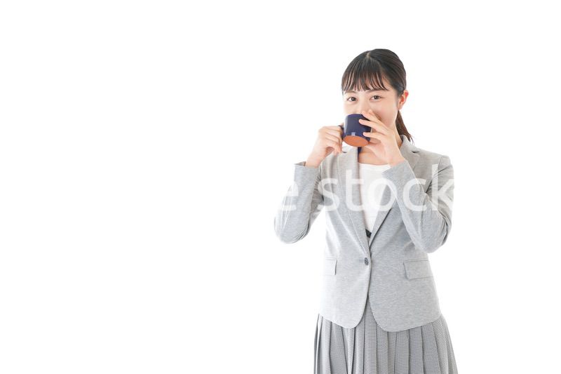 笑顔でコーヒーを飲む若いビジネスウーマン