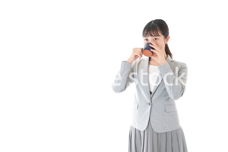 笑顔でコーヒーを飲む若いビジネスウーマン