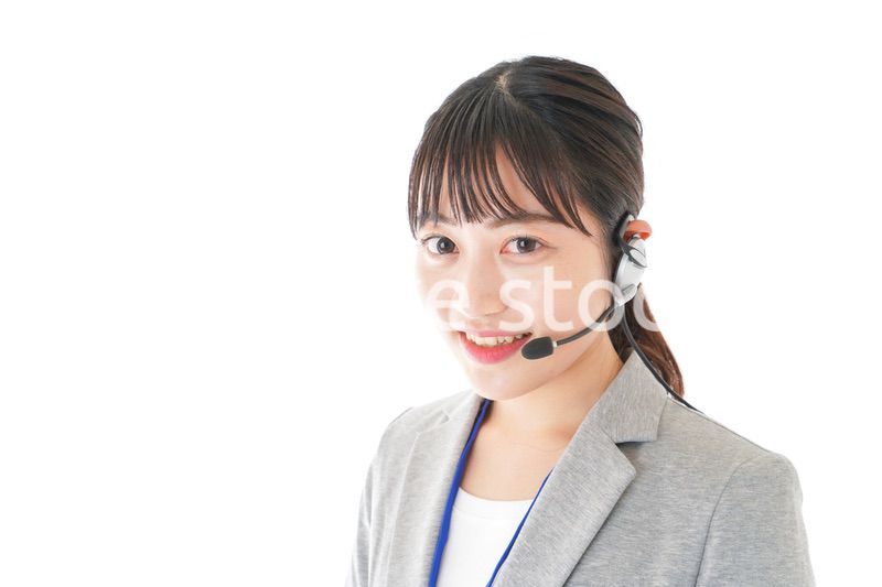 笑顔で対応をするコールセンターの女性