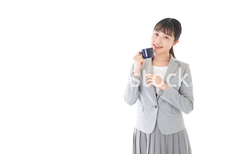 笑顔でコーヒーを飲む若いビジネスウーマン