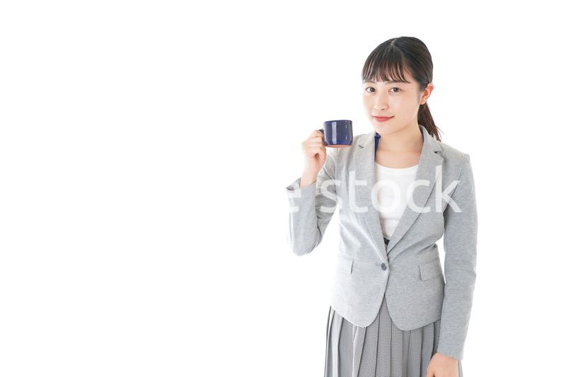 笑顔でコーヒーを飲む若いビジネスウーマン
