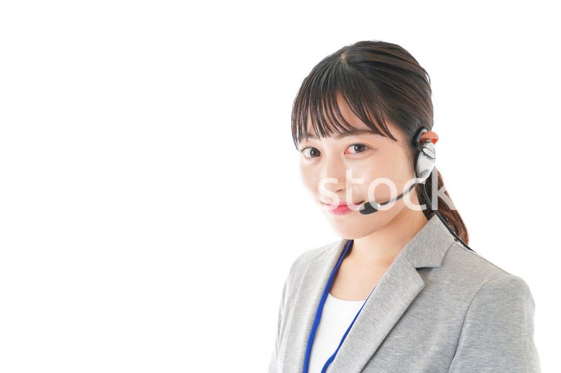 笑顔で対応をするコールセンターの女性