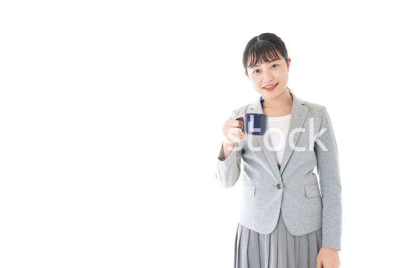 笑顔でコーヒーを飲む若いビジネスウーマン