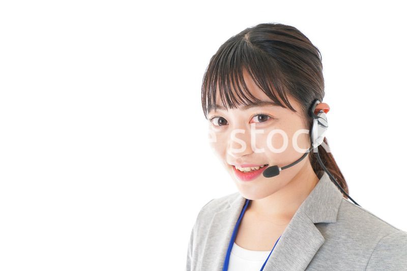 笑顔で対応をするコールセンターの女性