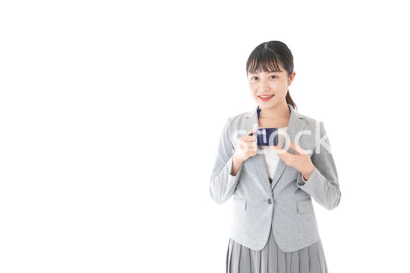 笑顔でコーヒーを飲む若いビジネスウーマン