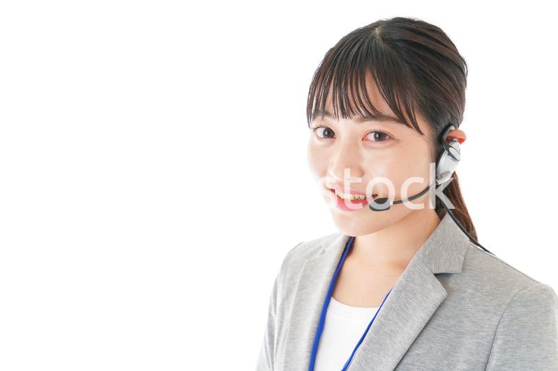 笑顔で対応をするコールセンターの女性