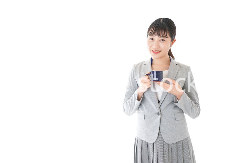 笑顔でコーヒーを飲む若いビジネスウーマン