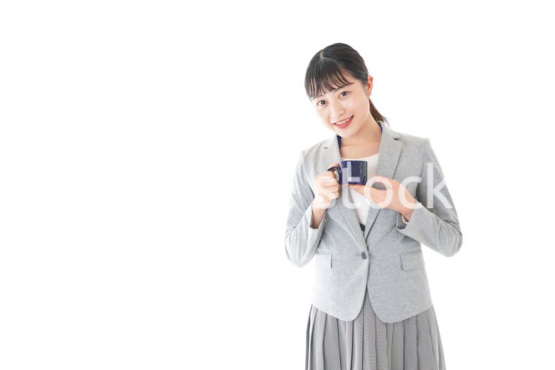 笑顔でコーヒーを飲む若いビジネスウーマン