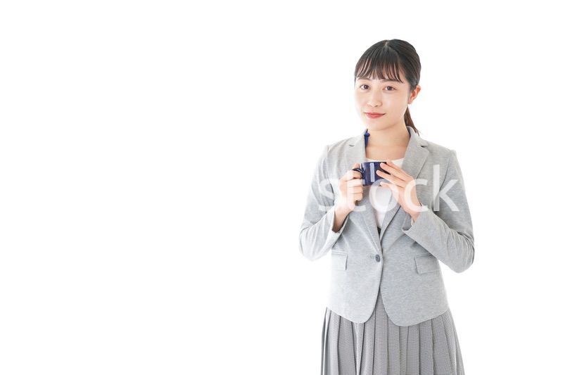 笑顔でコーヒーを飲む若いビジネスウーマン