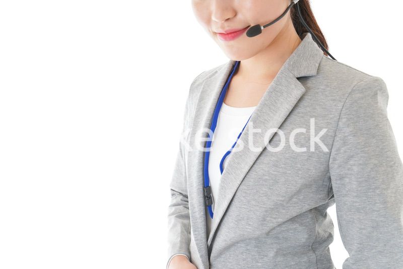 笑顔で対応をするコールセンターの女性