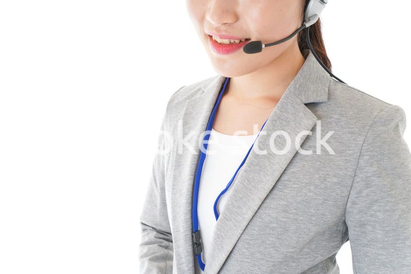 笑顔で対応をするコールセンターの女性