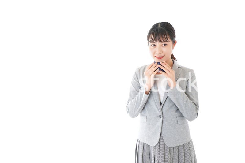 笑顔でコーヒーを飲む若いビジネスウーマン