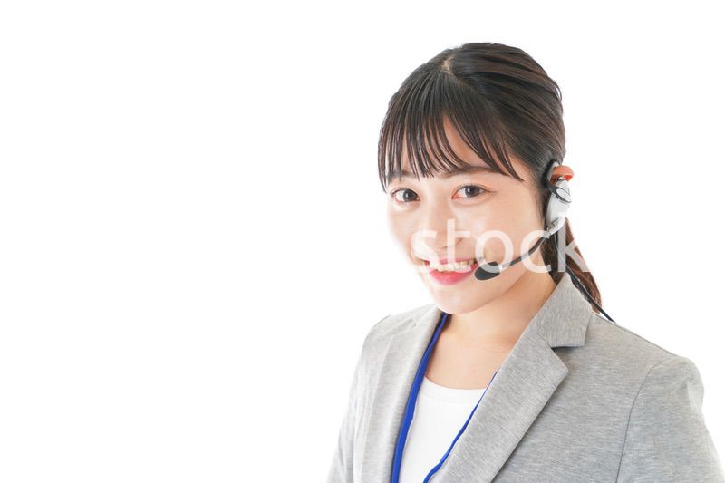笑顔で対応をするコールセンターの女性