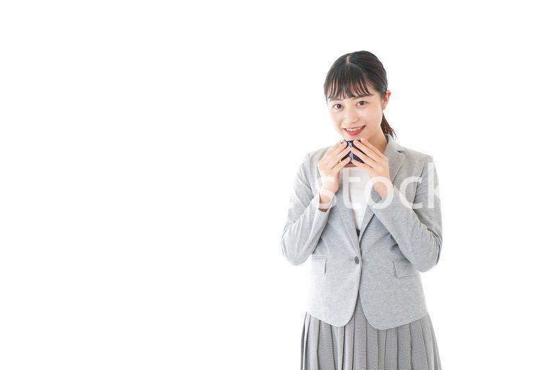 笑顔でコーヒーを飲む若いビジネスウーマン