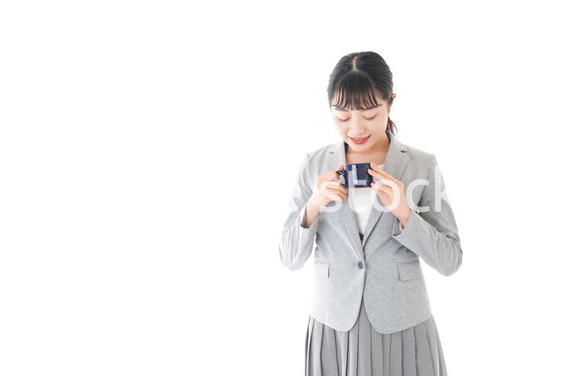 笑顔でコーヒーを飲む若いビジネスウーマン