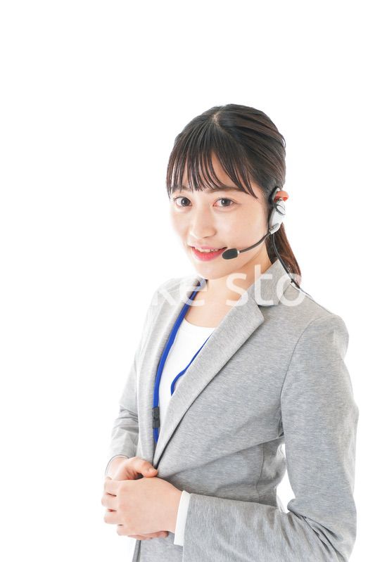 笑顔で対応をするコールセンターの女性