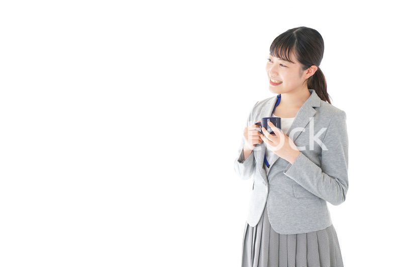 笑顔でコーヒーを飲む若いビジネスウーマン