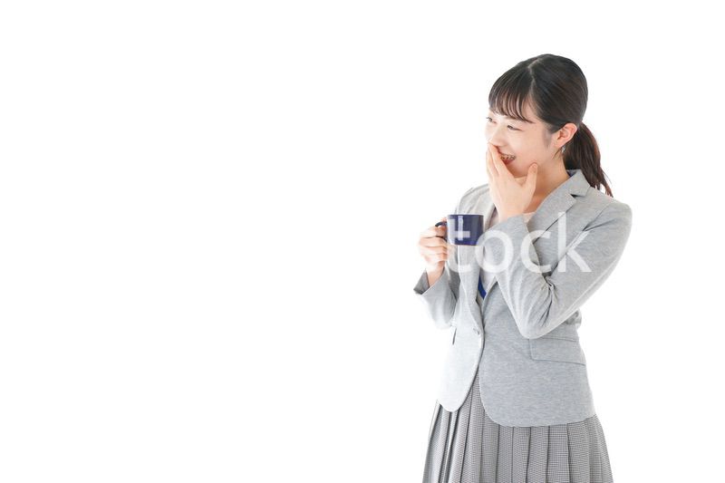 笑顔でコーヒーを飲む若いビジネスウーマン