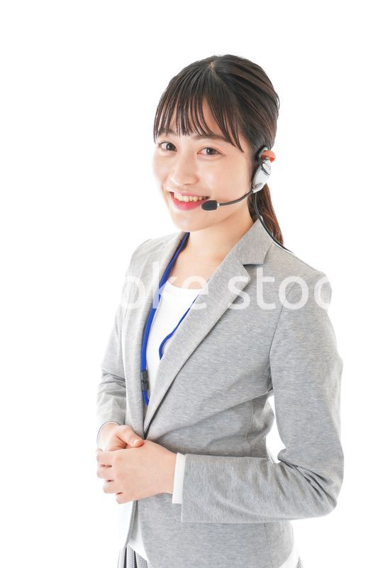 笑顔で対応をするコールセンターの女性